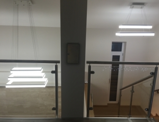 Téglalap design LED csillárok különböző magasságokban