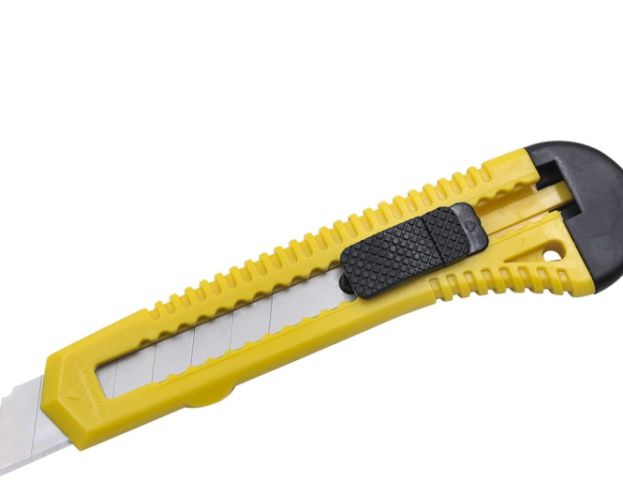 Crownman Tapétavágó Műanyag 18x100mm 